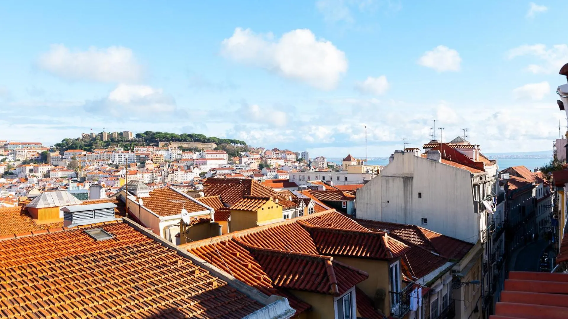 Contemporary Lisbon Apartment In Historical Chiado פורטוגל